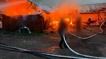 Incendiu puternic la două adăposturi de animale din Frătăuții Vechi. Echipajele intervin pentru stingerea focului