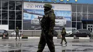 Două aeroporturi din Crimeea, ocupate de persoane înarmate. Autorităţile ucrainene au preluat controlul asupra aeroporturilor. Kievul cere convocarea Consiliului de Securitate ONU - VIDEO, FOTO