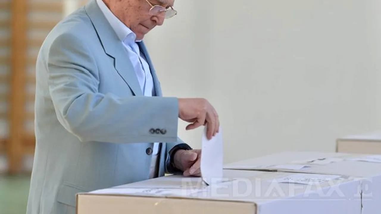 Iliescu, în secţia de votare: Am votat pentru USL, important este să fie o prezenţă bună la alegeri