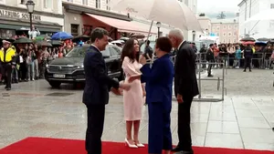 Prima vizită oficială a președintelui Nicușor Dan împreună cu Mirabela Grădinaru și cu copiii. Șeful statului, primit la Salzburg de omologul austriac