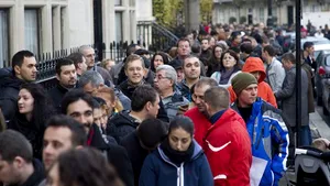 Fotografii cu mii de români stând la cozi să voteze, probe ale migraţiei uriaşe în Marea Britanie