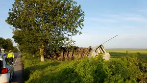 Două persoane rănite, după ce tirul în care se aflau s-a răsturnat. FOTO
