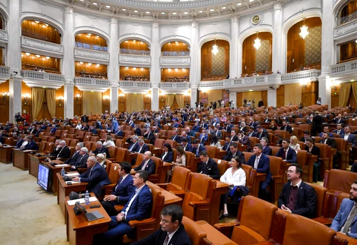 LIVE UPDATE Acordul politic pentru formarea coaliţiei de guvernare a fost semnat: prevede rotativa la funcția de prim-ministru / Cele 16 propuneri de miniștri au primit aviz pozitiv / Votul decisiv pentru viitorul Guvern are loc astăzi