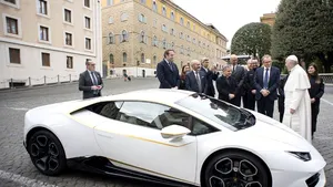 Un Lamborghini, binecuvântat de papa Francisc, poate fi câştigat pentru doar 10 dolari