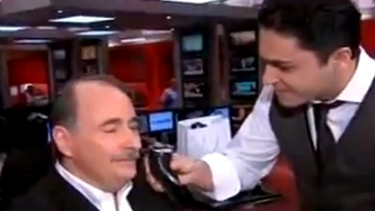 Un consilier al lui Barack Obama şi-a ras mustaţa în direct la televiziune pentru o cauză bună - VIDEO