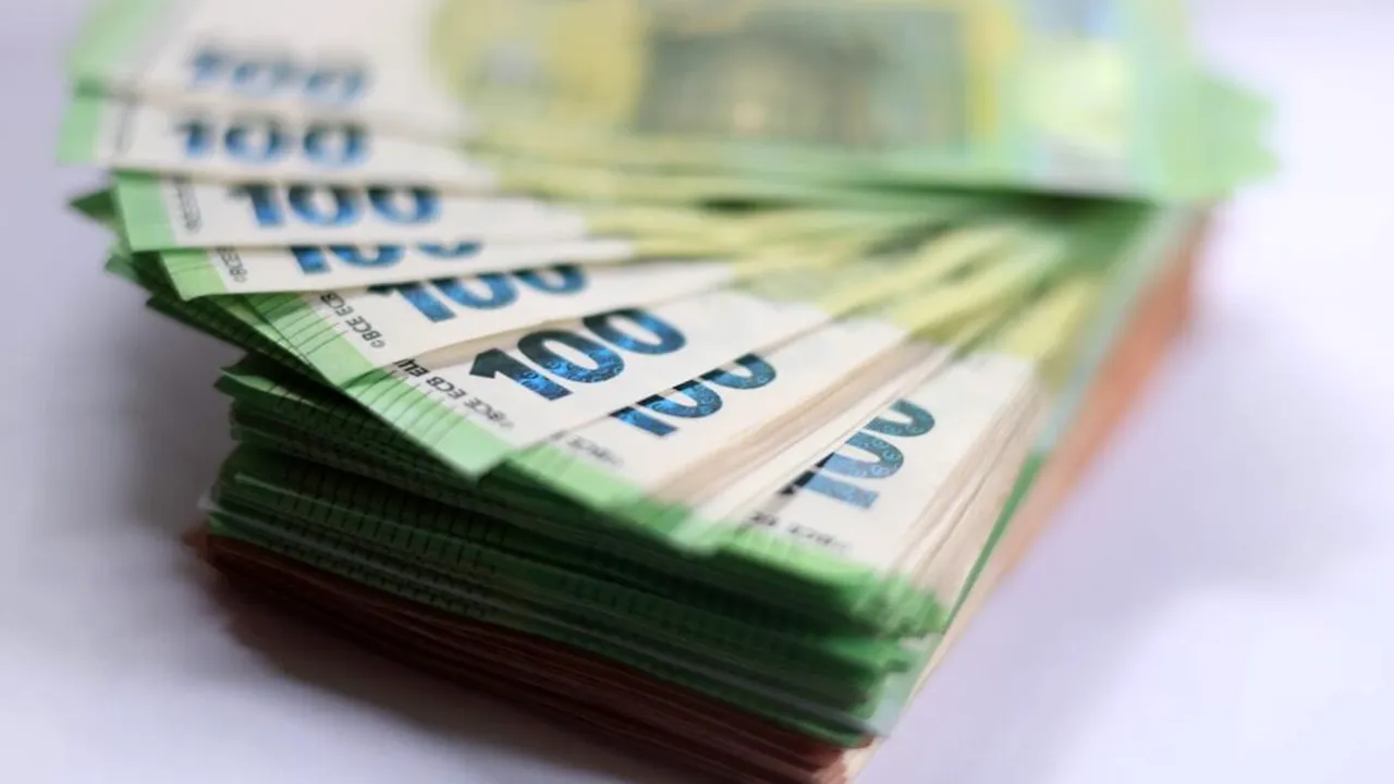 Primarul din Slănic Moldova, prins în flagrant de DNA când ar fi primit 6.000 de euro mită. În total, ar fi încasat 21.000 de euro