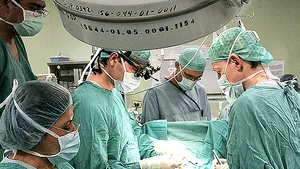 Studiu: Stenturile şi operaţiile de bypass oferă beneficii limitate pentru bolnavii de inimă