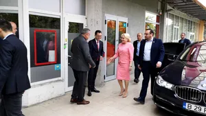 Urmărită permanent de proteste, Viorica Dăncilă îi acuză pe protestatari de violenţă/ Dragnea îi numeşte bătăuşi