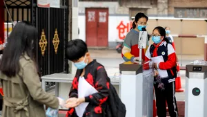 Monitorizaţi cu ajutorul unor brăţări inteligente. Cum pot fi alertaţi elevii din Beijing în caz de simptomele virusului
