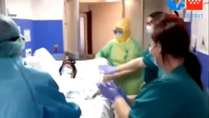 Emoţionant. Momentul în care o mamă şi fiica ei, infectate cu coronavirus, se reunesc în spital