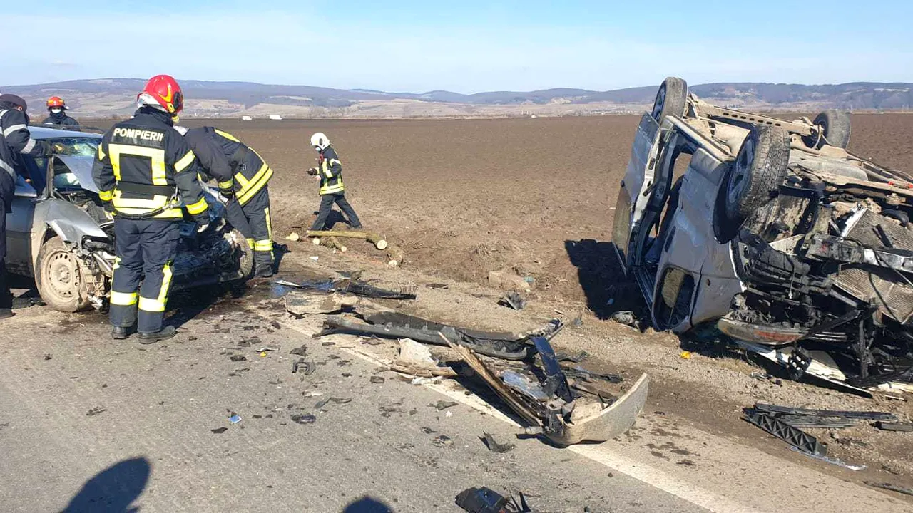 Un accident rutier, în care au fost implicate trei autoturisme, a avut loc în judeţul Braşov
