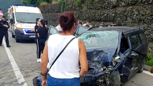 Accident rutier pe Valea Oltului cu OPT răniţi, printre care şi un copil de un an. A fost provocat de o depăşire riscantă în curbă