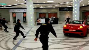 Tupeu uriaş pentru un fost primar rus: a intrat să se plimbe cu un Ferrari într-un mall din Moscova. VIDEO