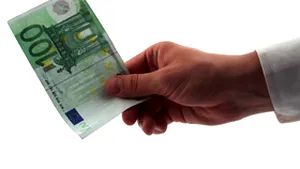 Un poliţist de la Furturi Auto, arestat pentru o mită de 3.000 de euro