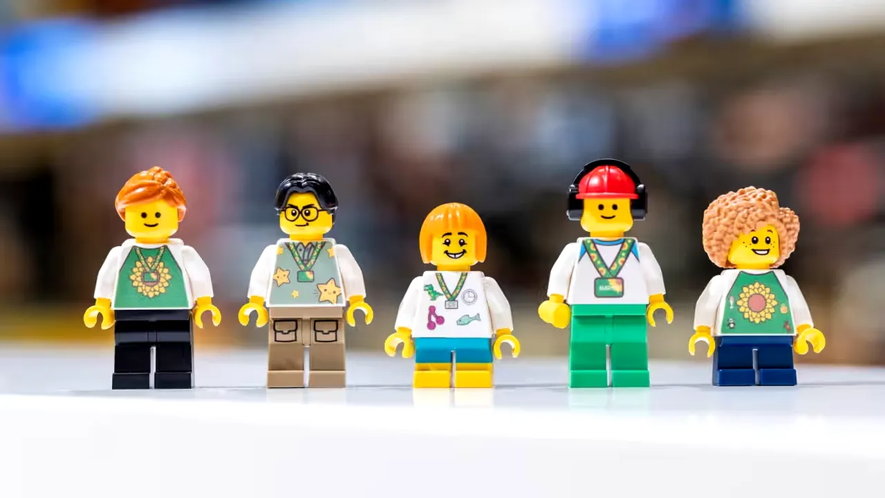 Lego lansează personaje cu simbolul dizabilităţilor invizibile: un pas important pentru incluziune