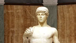 Un deputat rus cere să fie ascuns sexul statuii lui Apollo pe bancnota de 100 de ruble