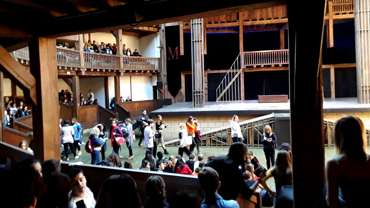 Incident după un spectacol pentru elevi. O scară a unui teatru s-a prăbuşit 
