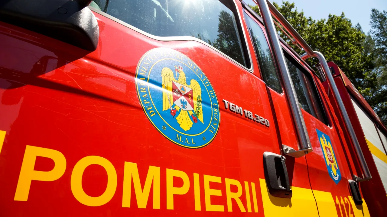 Incendiu de vegetaţie într-un oraş din judeţul Dâmboviţa