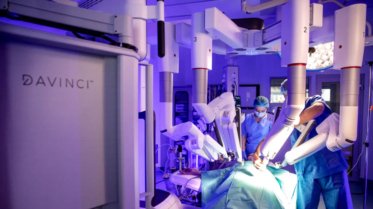 Chirurgia robotică, opțiune modernă de tratament pentru cancerul de prostată (P)