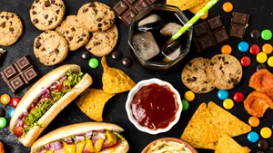 Alimentele nesănătoase pe care nutriționiștii le consideră benefice dacă sunt consumate cu moderație