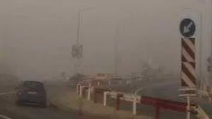 Traficul pe mai multe drumuri din ţară, îngreunat din cauza ceţii