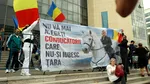 „Călin nevinovat, dosar fabricat” | Susținătorii lui Călin Georgescu plâng pe scările Tribunalului București