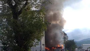 Incendiu puternic într-un bloc din Petroşani. 30 de locatari s-au autoevacuat
