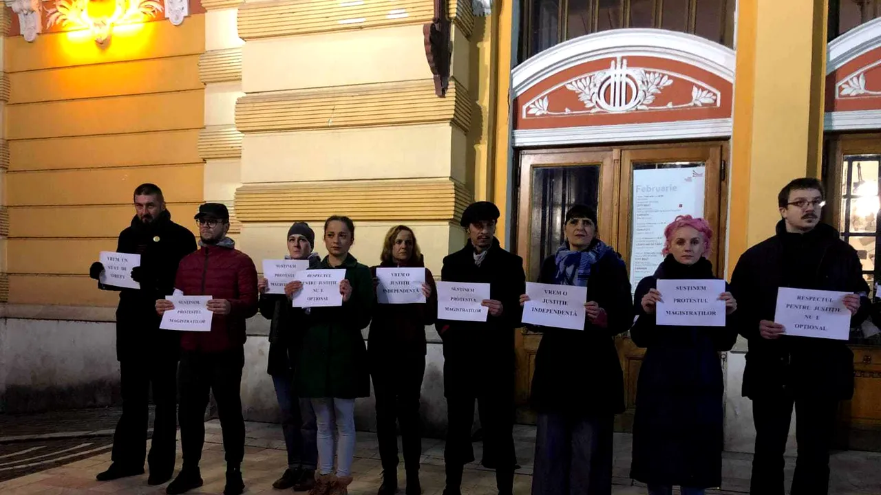 Mai mulţi actori ai Teatrului Naţional Cluj-Napoca, protest faţă de OUG care modifică legile justiţiei