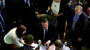 Tirajul cărţii lui Iohannis, epuizat la Gaudeamus: Aproape 4.000 de volume, vândute în câteva ore