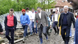 Scandalul inundațiilor ia amploare.  Dinescu vrea să-i ceară despăgubiri lui Ponta de un milion de euro: e mincinos şi ticălos / DREPT anunță plângere penală pentru înaltă trădare
