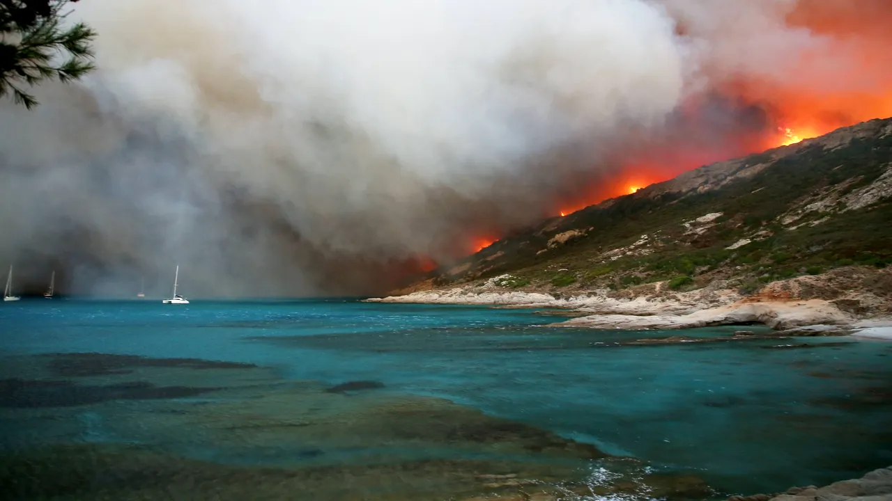 FOTO, VIDEO | Peste 10.000 de persoane, evacuate pe timpul nopţii, în urma incendiilor de vegetaţie, în Franţa. Parisul cere ajutorul vecinilor europeni