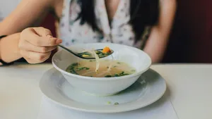 Supa ajută la recuperarea mai rapidă după răceală? Patru studii oferă răspunsul