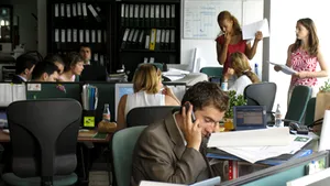 Studiu: Aproape 40% dintre companiile din România caută specialişti şi manageri