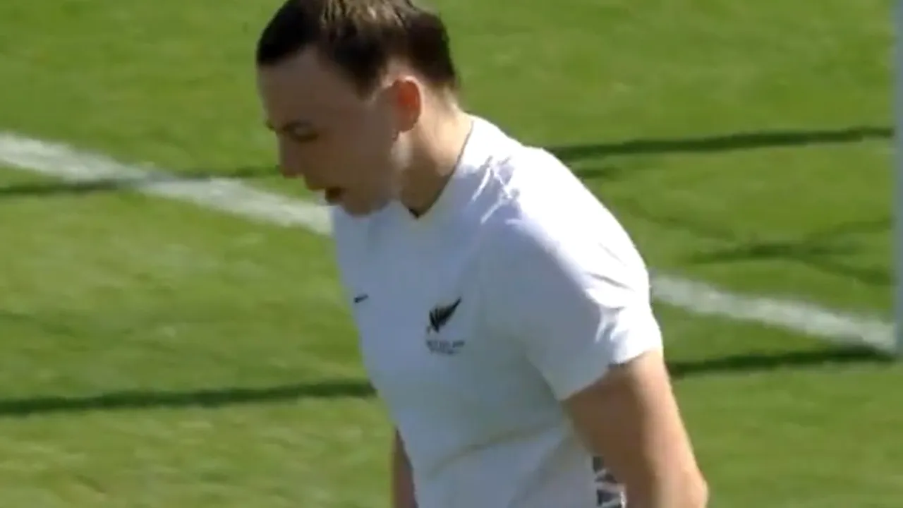O jucătoare de fotbal din Noua Zeelandă a reuşit o contraperformanţă incredibilă. Şi-a dat trei autogoluri în 36 de minute