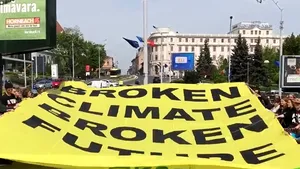 Activiştii Greenpeace, banner uriaş la Summitul de la Sibiu. Mesaj pentru liderii europeni: „Mediu distrus, viitor distrus” | VIDEO