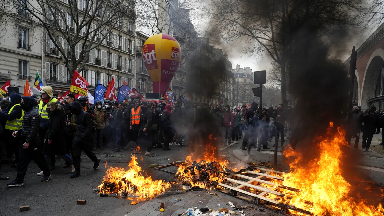 COMENTARIU Crenguţa Nicolae: De ce nu se întâmplă şi în România o revoltă ca-n Franţa