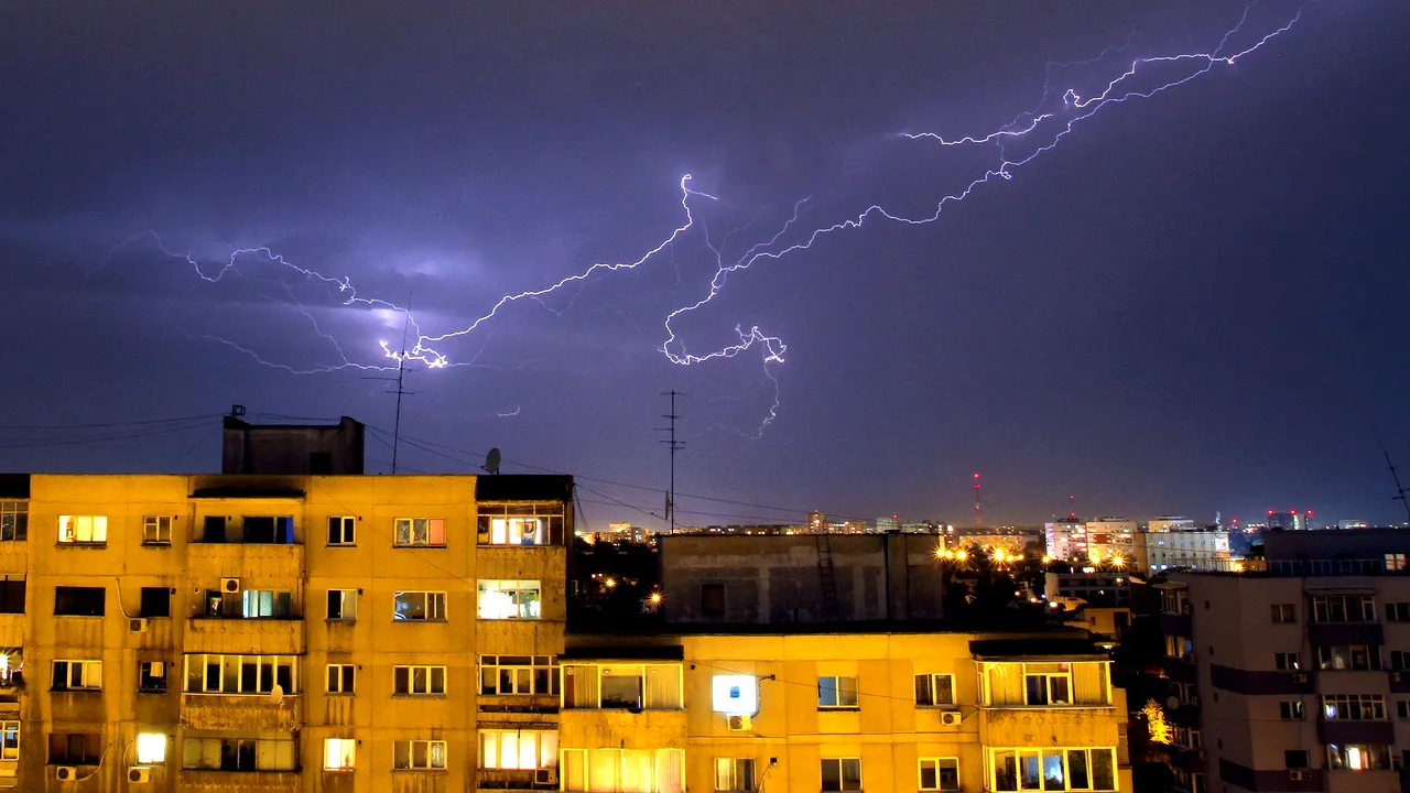 Prognoză meteo specială pentru Capitală: Caniculă ziua, averse şi descărcări electrice spre seară