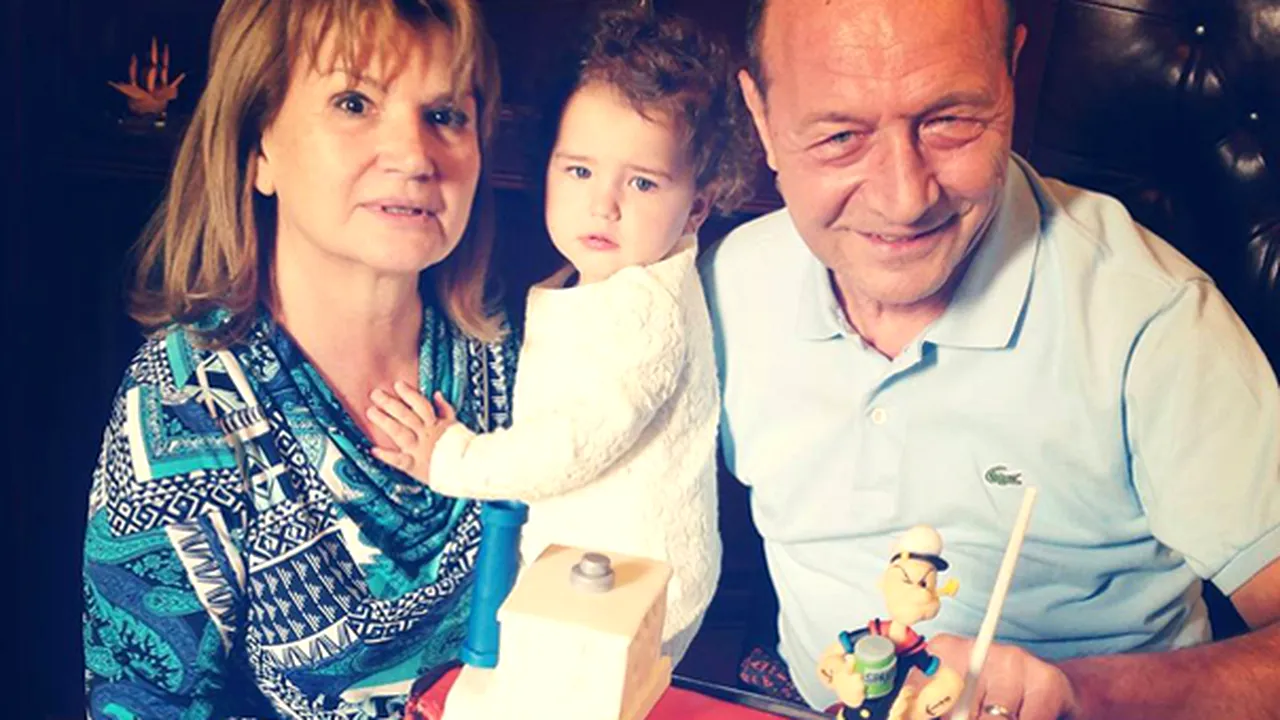 Traian Băsescu a primit de ziua lui un tort în forma navei Biruinţa, cu Popeye Marinarul şi Olive
