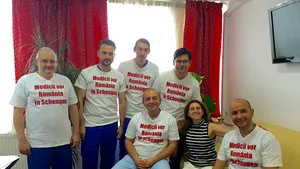 Soţia ambasadorului Olandei, fotografie cu doctori purtând mesajul 