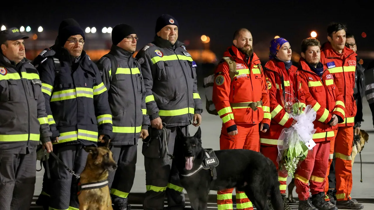 Salvatorii români s-au întors acasă din Turcia: Sunteţi şi de această dată eroii noştri 