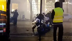 VIDEO Trei poliţişti, la un pas să fie linşaţi de străzile Parisului. Unul dintre ei a scos pistolul la manifestanţi