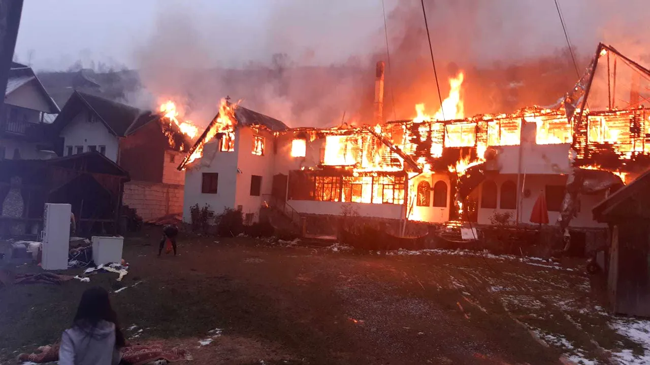 VIDEO Incendiu puternic în Moieciu de Sus, la o pensiune unde erau cazaţi turişti 