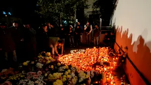 24 de ore de la tragedia din clubul Colectiv. Sute de lumânări şi un morman de flori lângă zidurile localului. Mărturiile celor care au aprins candele la locul tragediei - GALERIE FOTO, VIDEO