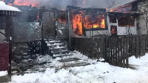 Incendiu de proporţii în Covasna: 19 persoane evacuate din 8 case
