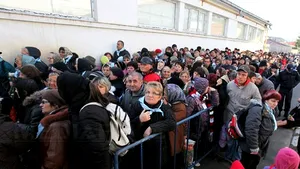 Sfânta Parascheva: Mii de persoane participă la slujba oficiată la Mitropolia Iaşi