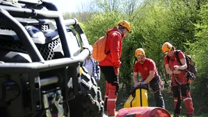 Tehnici de supravieţuire extreme. Un tânăr s-a legat cu lanţul de un copac şi a aruncat cheia de la lacăt. A fost salvat 3 zile mai târziu