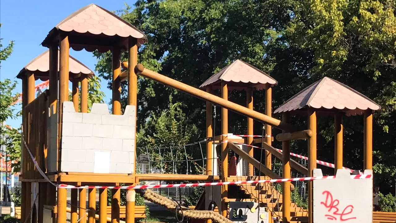 Locurile de joacă şi spaţiile pentru sport din trei parcuri bucureştene, închise de ANPC