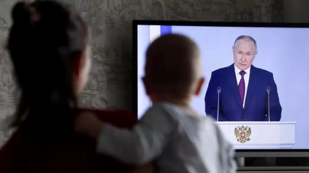 Rusia mai aplică o lovitură Occidentului „decadent”: interzice adopţiile pentru ţările care permit tranziţia de gen