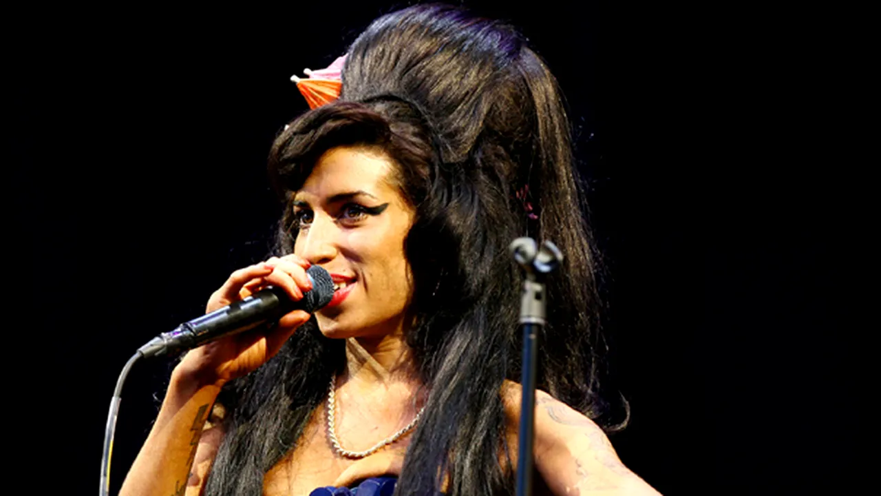 Amy Winehouse a căzut pe silicoane