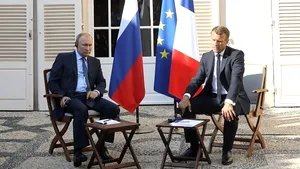 Întâlnire Macron-Putin. Preşedintele Franţei vrea îmbunătăţirea relaţiilor Uniunii Europene cu Rusia | VIDEO